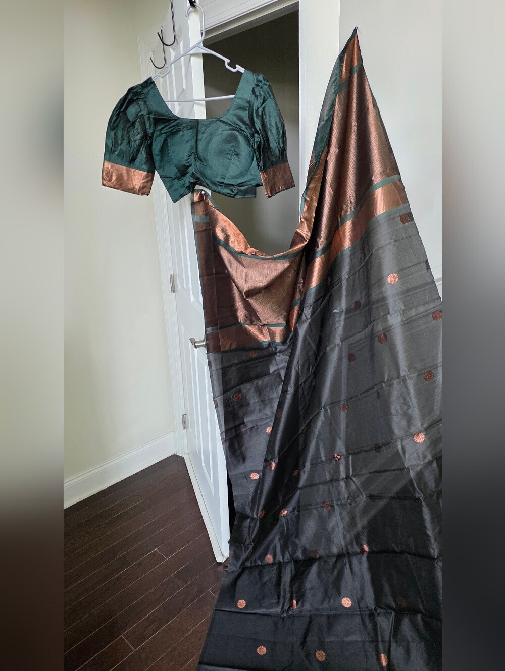 Black / Green Saree with Contrast Heavy Brocade Blouse – Bust 36 - Picture 6 of 12